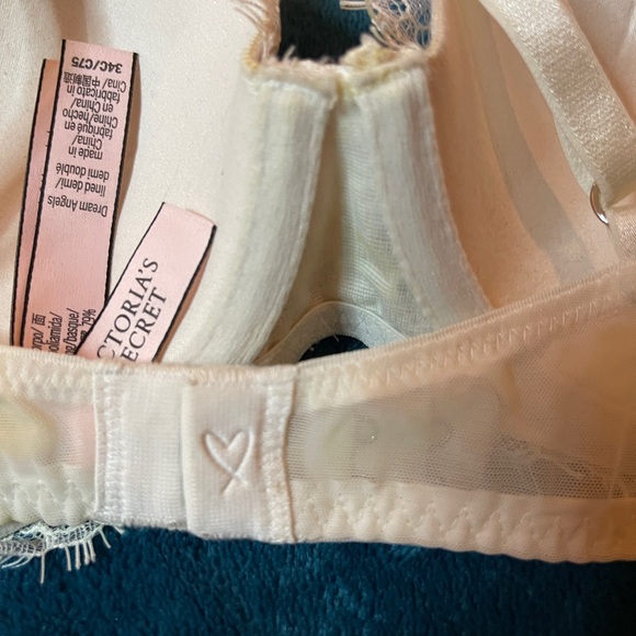 Victoria's Secret Cream Seamless Bra with Underwire - Picture 4 of 5